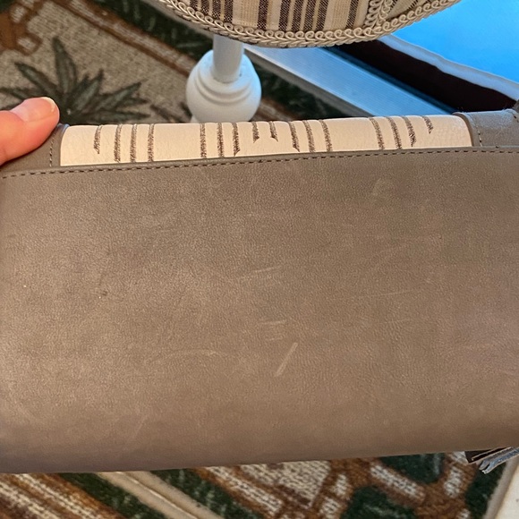 Stella & Dot Taupe Hello Gorgeous Crossbody Grey Wallet - Picture 5 of 16